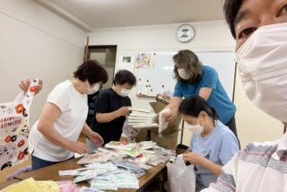 ラジオ体操は雨で中止になりましたが、その時間に景品の袋詰め。